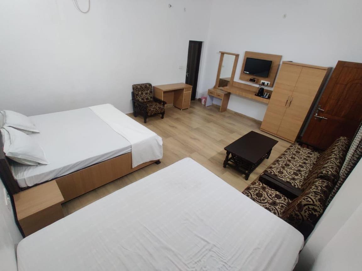 Jp International Naimisharanya Hotel Ngoại thất bức ảnh