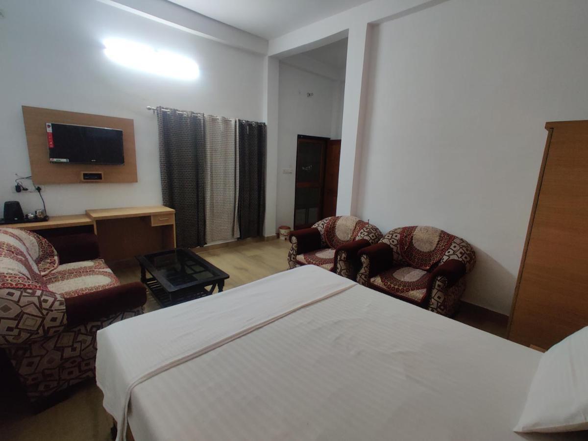 Jp International Naimisharanya Hotel Ngoại thất bức ảnh