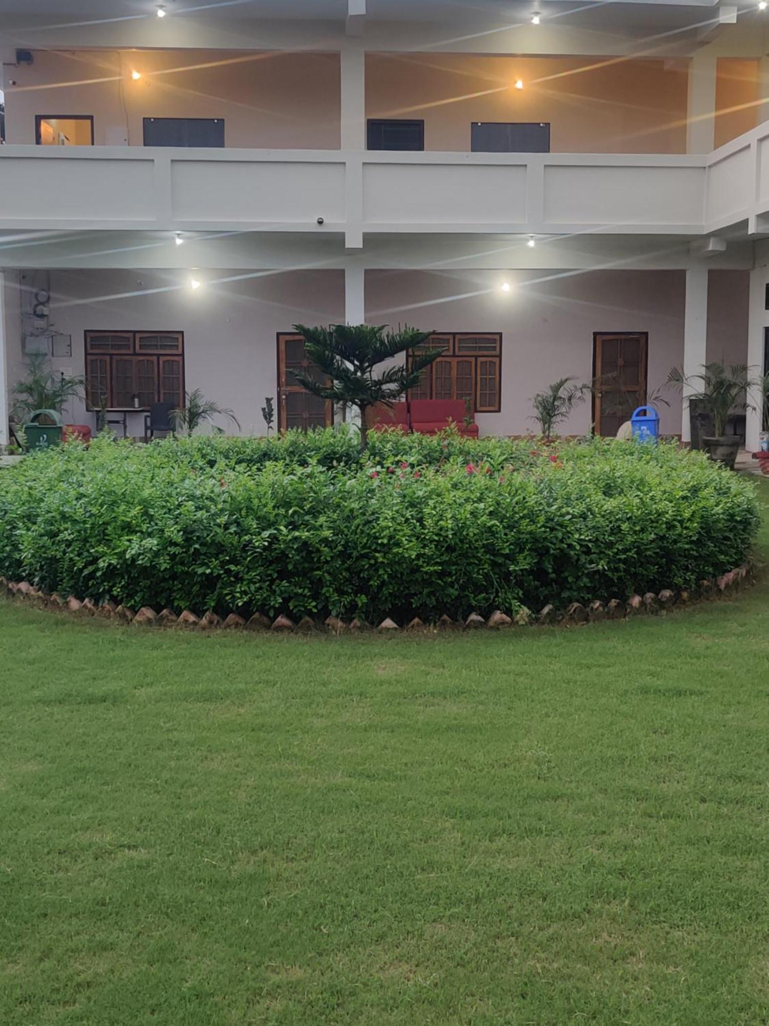Jp International Naimisharanya Hotel Ngoại thất bức ảnh