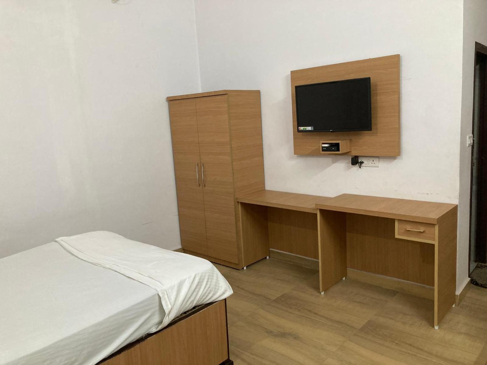Jp International Naimisharanya Hotel Phòng bức ảnh