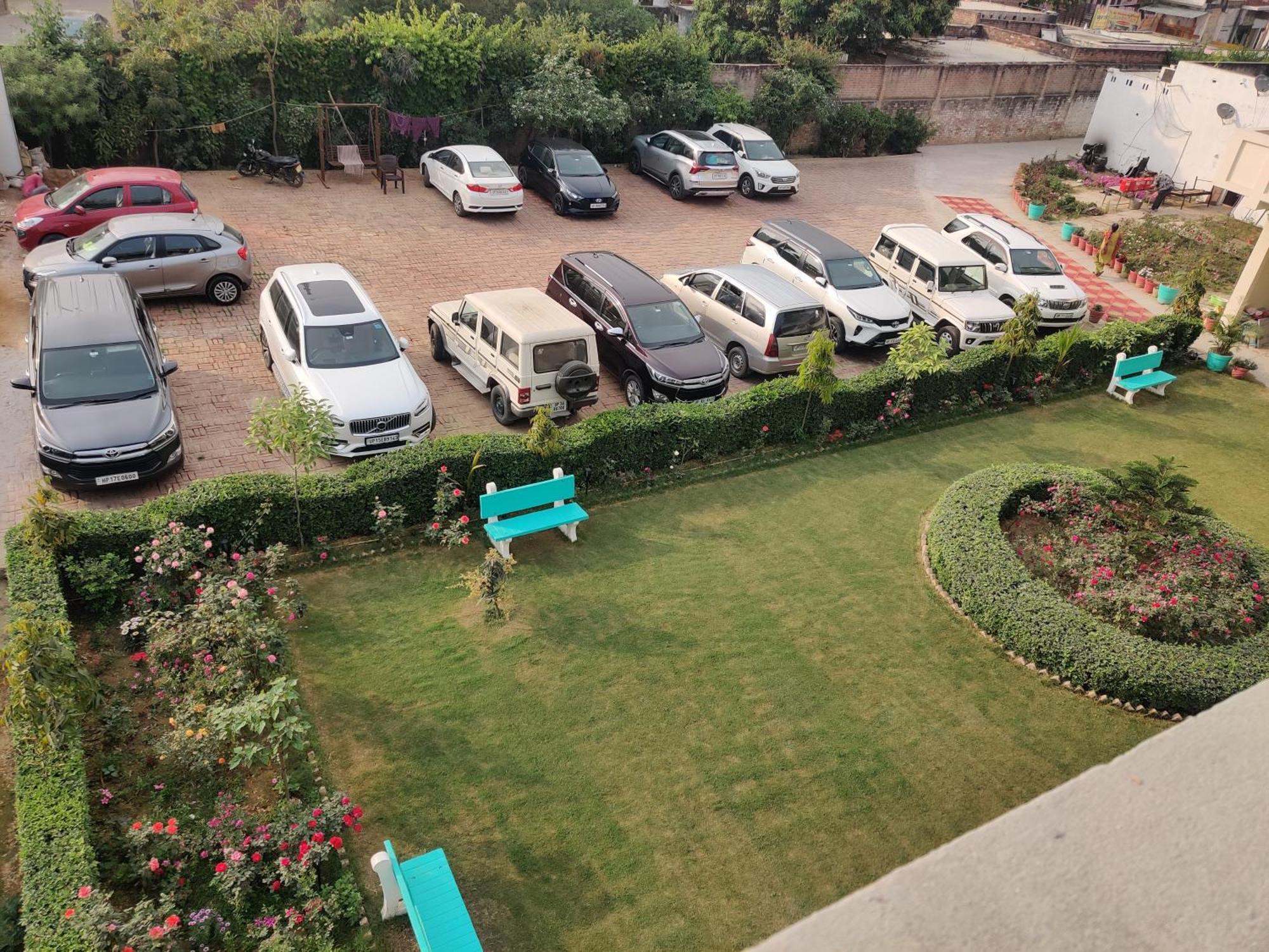 Jp International Naimisharanya Hotel Ngoại thất bức ảnh