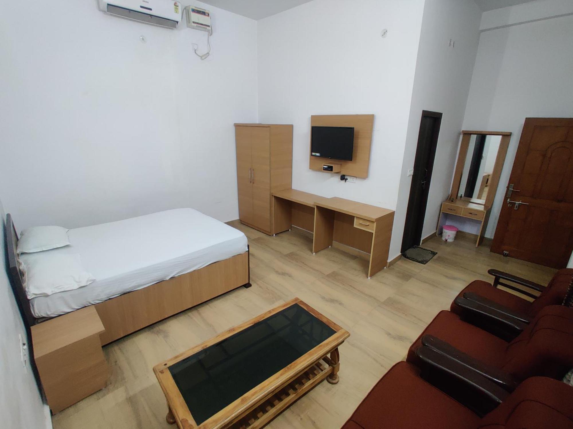 Jp International Naimisharanya Hotel Phòng bức ảnh