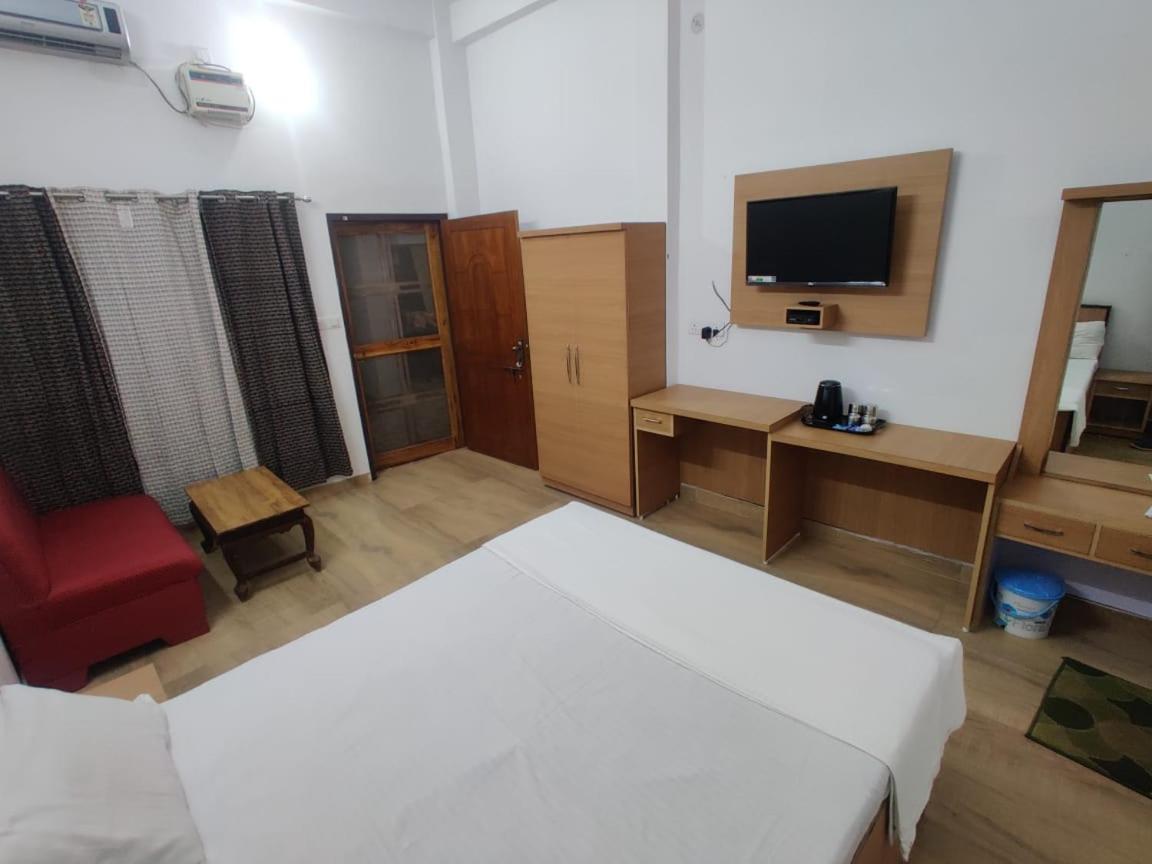 Jp International Naimisharanya Hotel Phòng bức ảnh