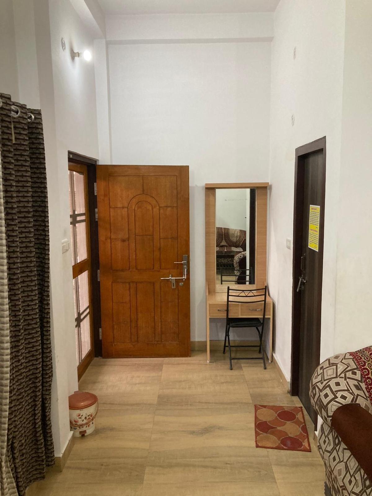 Jp International Naimisharanya Hotel Phòng bức ảnh