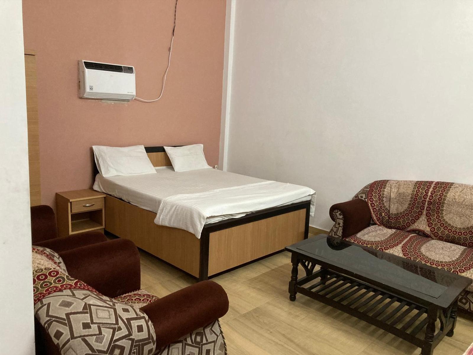 Jp International Naimisharanya Hotel Phòng bức ảnh