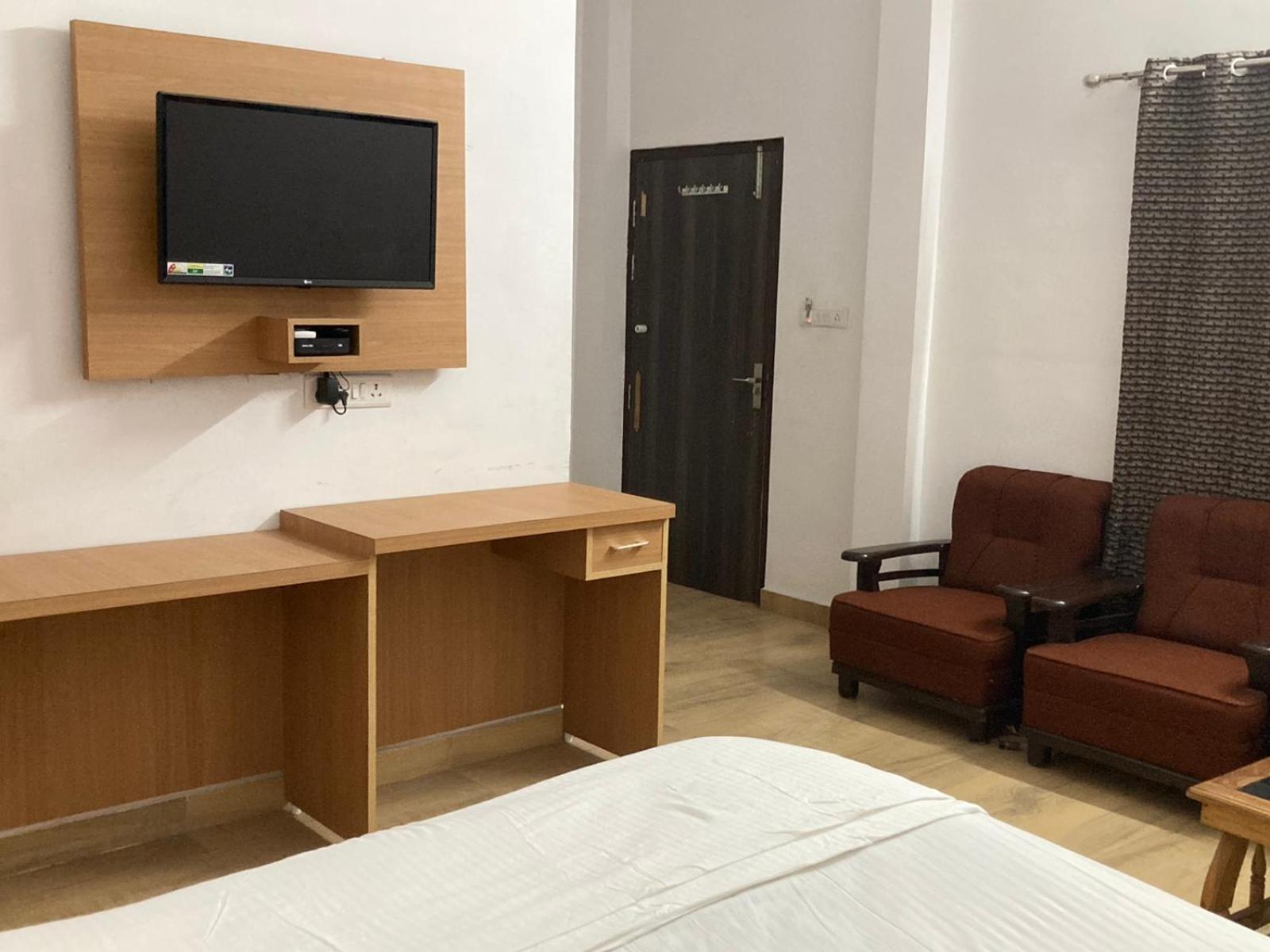 Jp International Naimisharanya Hotel Phòng bức ảnh